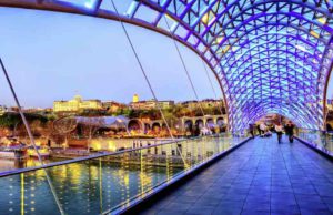 Georgien ist mehr als nur ein Geheimtipp Von der modernen Friedensbrücke in Tiflis blicken Besucher auf den imposanten Architekturmix der Hauptstadt von Georgien (Foto: Boris Stroujko, Shutterstock.com, Studiosus