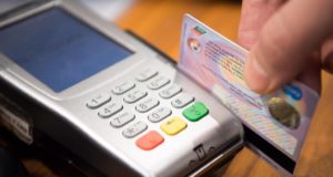 Firmenkreditkarten werden oft missbraucht Firmenkreditkarten werden von Geschäftsreisenden oft für private Einkäufe verwendet (Foto: Ahmad Ardity, Pixabay)