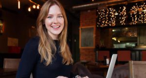 Junge Businessreisende im Brennpunkt Junge Businessreisende im Focus der Branche