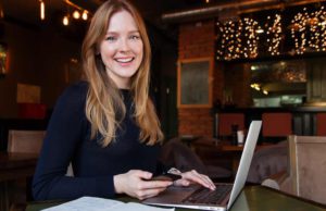 Junge Businessreisende im Brennpunkt Junge Businessreisende im Focus der Branche