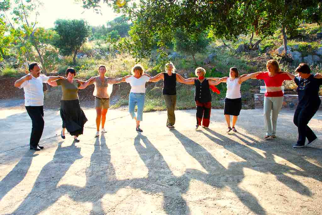 Alleinreisende Frauen erfahren die psychologischen und therapeutischen Vorteile des traditionellen Tanzes der Kreter (Foto: Travel Inside)