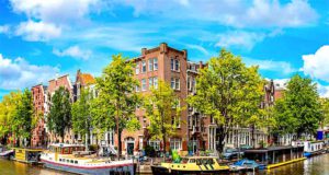 Übernachten in Amsterdam muss nicht sein! Übernachten in Amsterdam ist teuer. Wer außerhalb der Metropole übernachtet, spart bis zu 40 Prozent (Foto: Sergii Figurny, Fotolia)