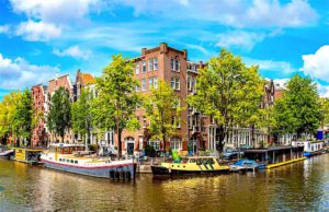 Übernachten in Amsterdam muss nicht sein! Übernachten in Amsterdam ist teuer. Wer außerhalb der Metropole übernachtet, spart bis zu 40 Prozent (Foto: Sergii Figurny, Fotolia)