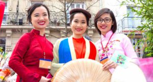 Chinas visafreie Politik belebt den Tourismus Drei junge Chinesinnen in bunter Kleidung mit einem großen geflochtenen Hut auf Reisen