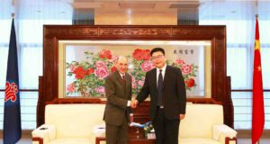 Qatar Airways ist wieder auf Shoppingtour Akbar Al Baker, CEO von Qatar Airways, und Wang Changshun, Präsident von China Southern Airlines Company Limited, setzen künftig auf enge Zusammenarbeit in der Luftfahrt (Foto: Qatar Airways)