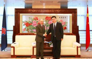 Qatar Airways ist wieder auf Shoppingtour Akbar Al Baker, CEO von Qatar Airways, und Wang Changshun, Präsident von China Southern Airlines Company Limited, setzen künftig auf enge Zusammenarbeit in der Luftfahrt (Foto: Qatar Airways)