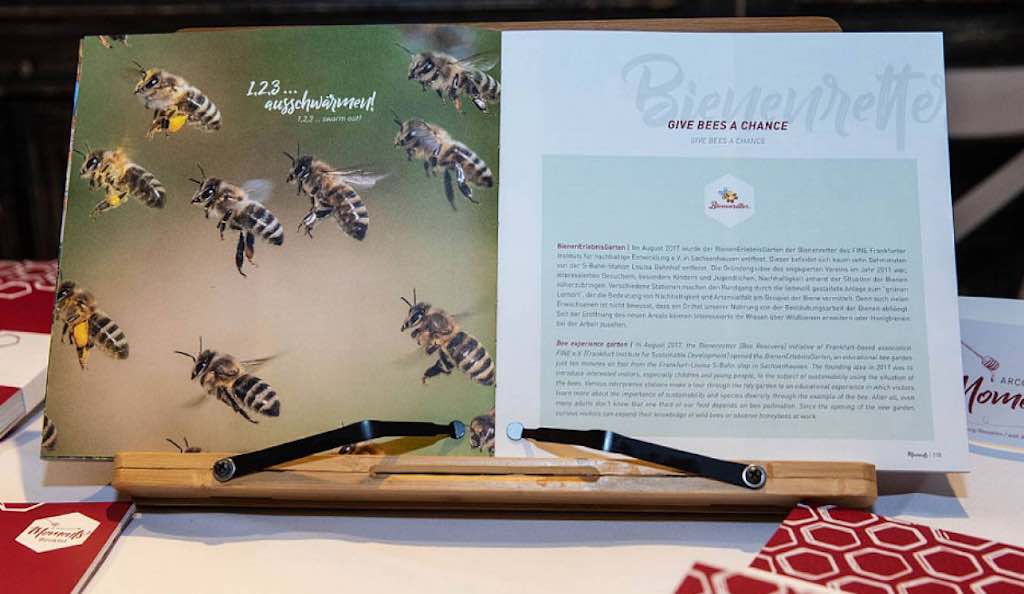 Das Jubiläumsbuch „Arcotel Moments“ dokumentiert das Engagement der Hotelgruppe in Sachen Nachhaltigkeit und Bienenschutz (Foto: Cliff Kapatais)