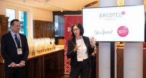 Arcotel Moments: Ein Buch zum Jubiläum Vorstand Martin Lachout und Arcotel-Eigentümerin Dr. Renate Wimmer präsentierten zum 30-jährigen Jubiläum das Buch „Arcotel Moments“ (Foto: Cliff Kapatais)