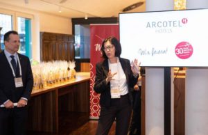 Arcotel Moments: Ein Buch zum Jubiläum Vorstand Martin Lachout und Arcotel-Eigentümerin Dr. Renate Wimmer präsentierten zum 30-jährigen Jubiläum das Buch „Arcotel Moments“ (Foto: Cliff Kapatais)