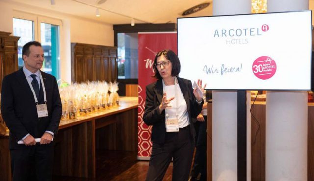 Arcotel Lachout zbs Wimmer Cliff Kapatais Vorstand Martin Lachout und Arcotel-Eigentümerin Dr. Renate Wimmer präsentierten zum 30-jährigen Jubiläum das Buch „Arcotel Moments“ (Foto: Cliff Kapatais)