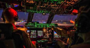 Müdigkeit im Cockpit wird zum Problem Sekundenschlaf im Cockpit gefährdet Passagiere. Bild zeigt zwei Piloten im beleuchteten Cockpit vor Start zu einem Nachtflugflug