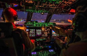 Müdigkeit im Cockpit wird zum Problem Sekundenschlaf im Cockpit gefährdet Passagiere. Bild zeigt zwei Piloten im beleuchteten Cockpit vor Start zu einem Nachtflugflug