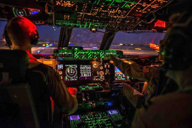 Bild zeigt Piloten im Cockpit während eines Flugs