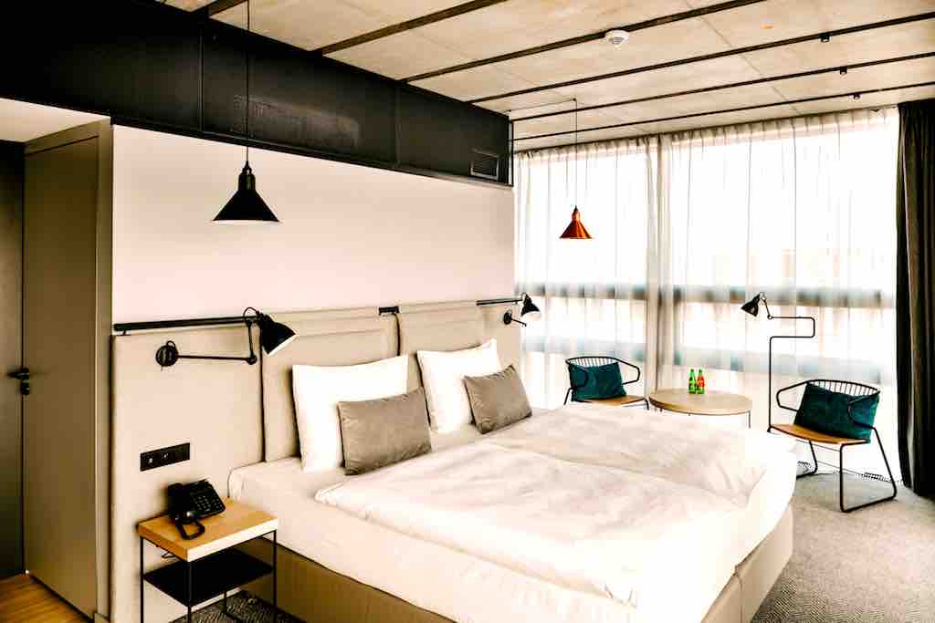 Die deckenhohen Fenster sind das Markenzeichen des neue Hotels Vienna House Mokotow Warsaw. Die Superior Eckzimmer sind nicht nur größer, sondern auch mit einer Designer-Kaffeemaschine ausgestattet (Foto: © Vienna House)