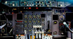 Autonomes Fliegen ohne Pilot macht Angst Davor haben viele Passagiere noch Angst: Autonomes Fliegen ohne Piloten im Cockpit (Foto: Michael Schwarzenberger, Pixabay)