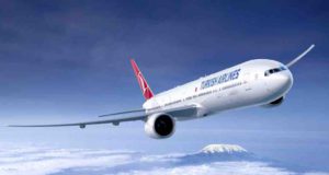 Turkish Airlines ist beste Fluglinie in Europa Flugzeug von Turkish Airlines fliegt am blauen Himmel über den Wolken