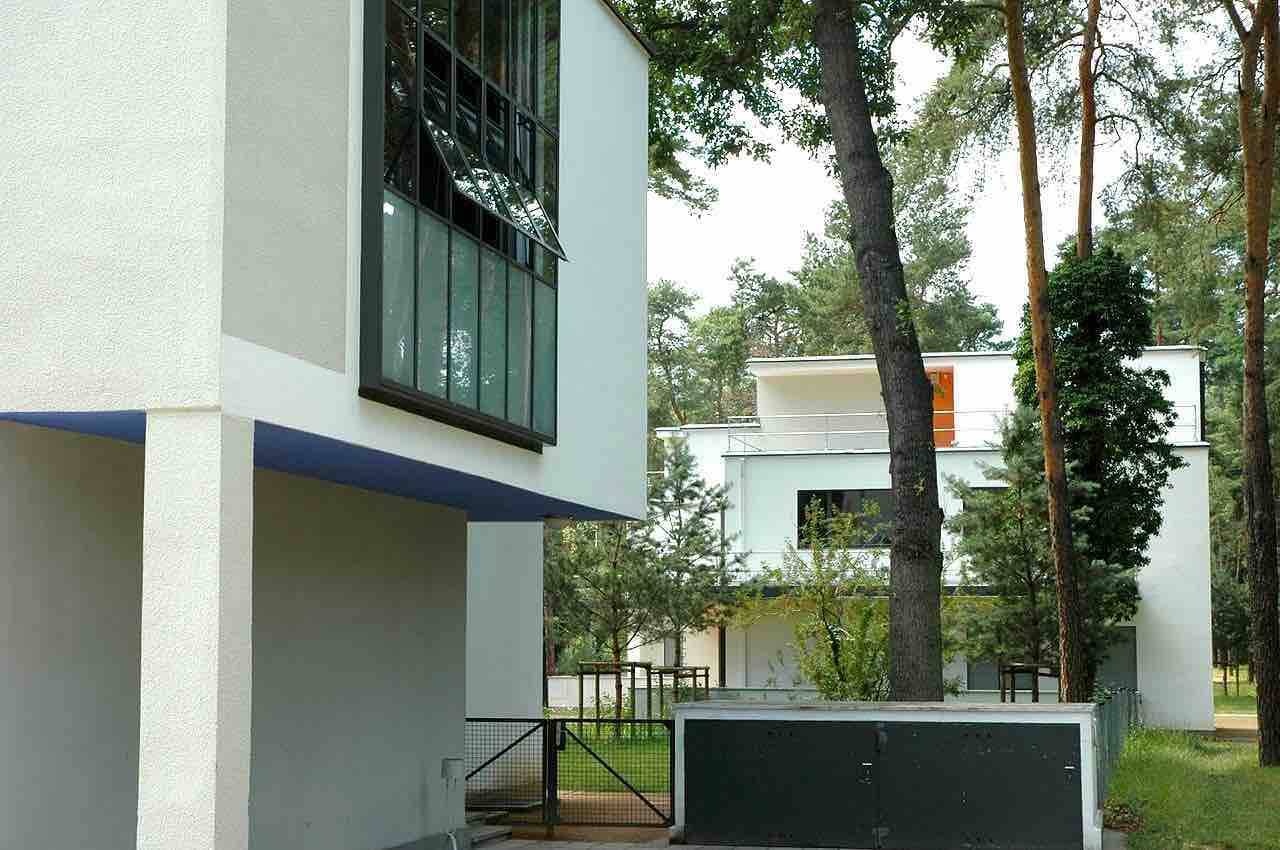 Meisterhäuser in Dessau in der Ebert-Allee (Foto:  Harald <a href="http-/creativecommons.org/licenses/by-sa/3.0/">CC BY-SA 3.0</a>], <a href="https-/commons.wikimedia.org/wiki/File-Bauhaus-Dessau_Meisterhaeuser4.jpg">via Wikimedia Commons</a>