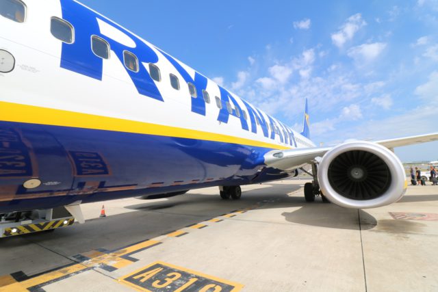Ryanair-Jet parkt auf einem Flughafen