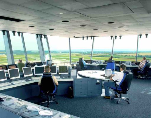Wird Flugabgabe in Österreich abgeschafft? Streit um Flugabgabe: Die Mitarbeiter der Austro Control am Flughafen Wien sichern den Luftverkehr