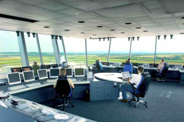 Steht um zu hohe Flugabgabe Streit um Flugabgabe: Die Mitarbeiter der Austro Control am Flughafen Wien sichern den Luftverkehr