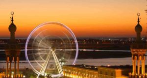 Mit Air Arabia von Wien nach Sharjah Das Emirat Sharjah ist voller Kontraste: Hier das „Riesenrad“, dort traditionelle Moscheen und imposante Gebäudekomplexe. Sharjah strebt im Gegensatz zu Dubai City mit seiner Architektur nicht in die Höhe (Foto: SCTDA)