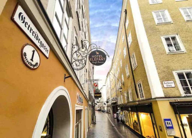 Familienhotel Elefant in der Salzburger Getreidegasse Die Mozartstadt Salzburg hat ein neues Familienhotel Elefant. Es liegt zentral in der berühmten Getreidegasse (Foto: Hotel Elefant, Wildbild)