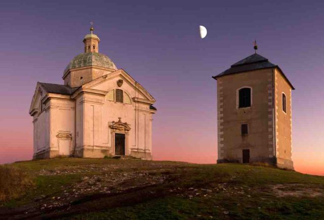 Unterwegs nach Santiago de Compostela: Auf dem Heiligen Berg steht die historische Wallfahrtskapelle Sankt Sebastian mit einem Glockenturm (Foto: Jan Miklín, CzechTourism)