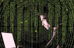 Cybercrime: Die Gefahr kommt von innen Wenn es um Cybercrime geht, dann kommt die Gefahr von innen durch eigene Mitarbeiter (Foto: Robinraj Premchand auf Pixabay)