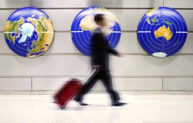 BTU verstärkt das Travelbusiness: Bild zeigt einen Reisenden mit Trollen auf einem Flughafen