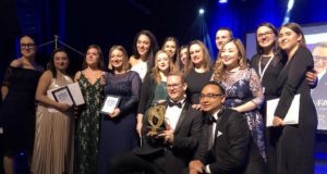 Hotel Sacher hat weltbesten Rezeptionisten! „International Receptionist of the Year“: Nikola Farkas, weltbester Rezeptionist im Hotel Sacher, mit seiner Trophäe im Kreis seiner internationalen Kollegen