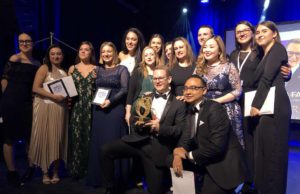 Hotel Sacher hat weltbesten Rezeptionisten! „International Receptionist of the Year“: Nikola Farkas, weltbester Rezeptionist im Hotel Sacher, mit seiner Trophäe im Kreis seiner internationalen Kollegen