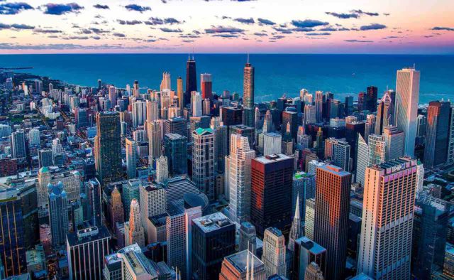 Chicago, am Lake Michigan in Illinois gelegen, ist eine der größten Städte in den USA mit den schönsten und aufregendsten Wolkenkratzern. Sie ist eine Metropole der Kunst und Kultur (Foto: David Mark, Pixabay)