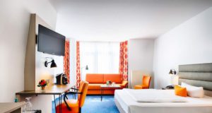 Das Homeoffice ins Hotelzimmer verlagern Wer zu Hause keinen Platz fürs Homeoffice hat, kann ins Hotel gehen (Foto: Katja Verhoeven, max.PR)