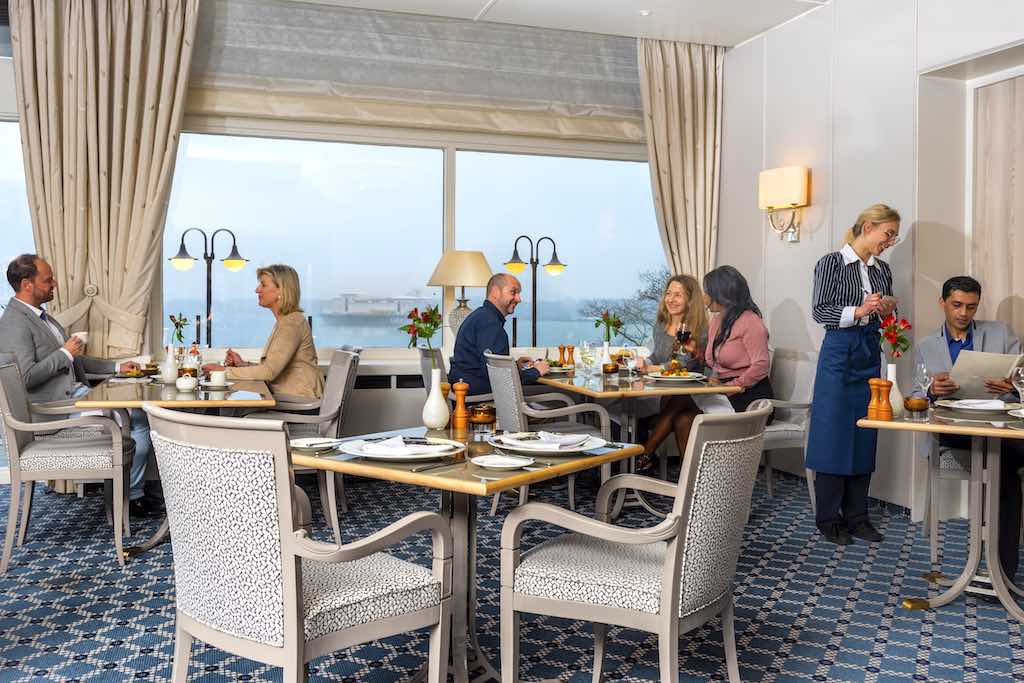 Zeitlos elegant und einladend ist das Restaurant im Maritim Hotel Kiel (Foto: Maritim Hotels)