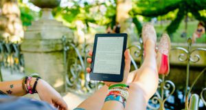 Langeweile auf Reisen muss nicht sein! Keine Langeweile auf Reisen: E-Reader erfreuen sich großer Beliebtheit und bieten einen großen Vorteil: Urlauber können so viele Bücher mitnehmen wie sie möchten (Foto: Perfecto Capucine, Unsplash.com)