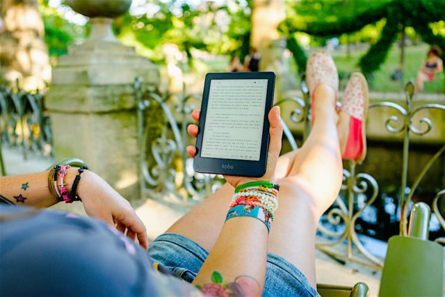 Keine Langeweile auf Reisen: E-Reader erfreuen sich großer Beliebtheit und bieten einen großen Vorteil: Urlauber können so viele Bücher mitnehmen wie sie möchten (Foto: Perfecto Capucine, Unsplash.com)