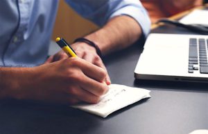 Führung vom Sofa geht auch ohne Konflikte! Führung aus dem Homeoffice ist eine neue Herausforderung für Teamleader (Foto: StartupStockPhotos auf Pixabay)
