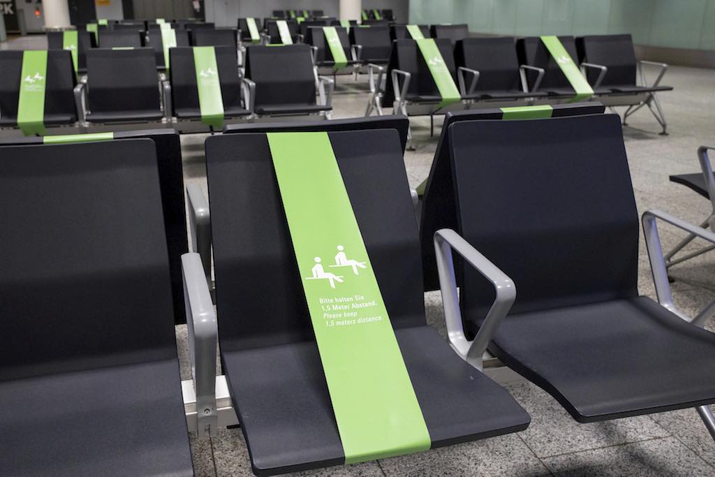 Sicheres Fliegen: Abstandsregelungen auch in den Wartezonen am Flughafen Frankfurt (Foto: Fraport AG)