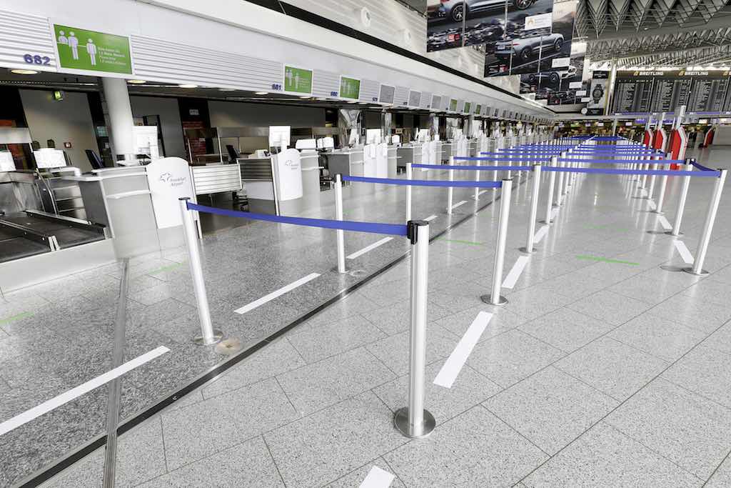 Abstandsregelungen werden auch vor allen Countern klar vorgegeben, damit eine Infektionsgefahr vermieden wird (Foto: Fraport AG)