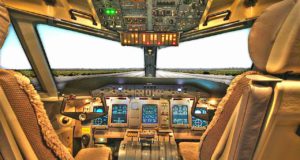 Bleibt der Cockpit leer? Mangelware Piloten Leerer Cockpit mit zahlreichen Instrumenten (Foto: David Mark, Pixabay)