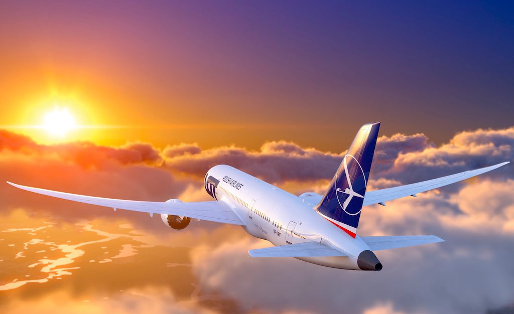 Die Fluggesellschaft LOT Polish Airlines bietet eine neue Destination an – Oradea. LOT-Jet fliegt der hinter Wolken untergehenden Sonne entgegen