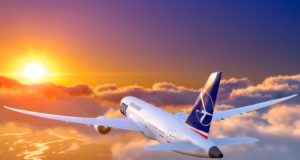 Oradea ist neues Ziel von LOT Polish Airlines Die Fluggesellschaft LOT Polish Airlines bietet eine neue Destination an – Oradea. LOT-Jet fliegt der hinter Wolken untergehenden Sonne entgegen