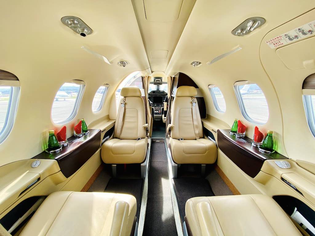 Elegantes Ambiente mit viel Beinfreiheit in der Kabine der Embrauer Phenom 100