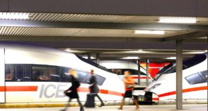 Mehr Zug statt Flug auf Reisen in Europa Mit dem Zug statt mit dem Flugzeuge: Reisende gehen am Bahnsteig vorbei an zwei geparkten ICE-Zügen