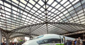 Deutsche Bahn jagt Fluglinien Passagiere ab Ob Köln, Berlin, Hamburg oder München: Auf innerdeutschen Strecken schnappt die Deutsche Bahn den Fluglinien immer mehr Passagiere weg (Foto: Deutsche Bahn AG, Axel Hartmann)