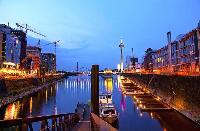 Moderne Architektur und Denkmalschutz - das architektonisch und städtebaulich am stärksten beachtetes Gebiet von Düsseldorf, der Landesmetropole von Nordrhein-Westfalen, liegt am Südwestrand der City, direkt am Rheinstrom (Foto: © Oliver Franke, NRW Tourismus)
