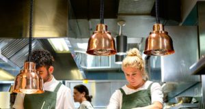 In Slowenien regnet es Sterne für die „Chefs“ Mit zwei Michelin-Sternen ist Ana Roš die beste Köchin in Slowenien (Foto: Luka Karlin, Studio Virc)