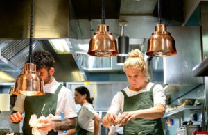 In Slowenien regnet es Sterne für die „Chefs“ Mit zwei Michelin-Sternen ist Ana Roš die beste Köchin in Slowenien (Foto: Luka Karlin, Studio Virc)