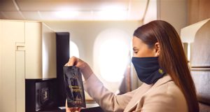 Etihad Airways verschenkt Schutzmasken Passagiere der First und Business Class von Etihad Airways erhalten kostenlos eine Gesichtsmaske (Foto: Etihad Airtways)