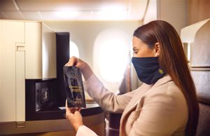 Etihad Airways verschenkt Schutzmasken Passagiere der First und Business Class von Etihad Airways erhalten kostenlos eine Gesichtsmaske (Foto: Etihad Airtways)